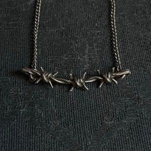 Reposeux Mercury Hour silver mini deadly barbed wire necklace
